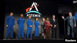 Američki senator Ted Kruz govori dok stoji pored posade svemirske misije Artemis II na Mesec i nazad tokom događaja NASA-e u Hjustonu, Teksas, SAD, 3. aprila 2023.