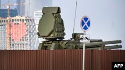 Същата система за противовъздушна отбрана се вижда на наблюдателния пункт "Воробьови хълмове" над стадион "Лужники" в Москва, докато Владимир Путин участва в концерт за предстоящия Ден на защитника на отечеството на 22 февруари 2023 г.