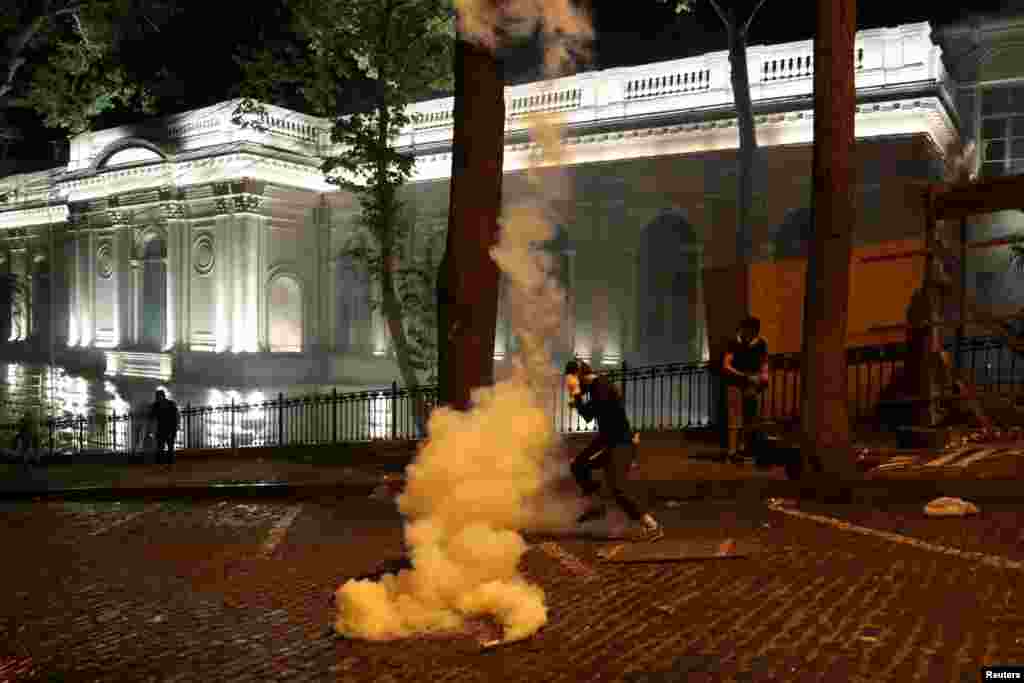 Policija baca suzavac na demonstrante u Tbilisiju, 1. maja 2024. Nakon revizije, nacrt zakona je zamijenio izraz &quot;agent stranog uticaja&quot; sa &quot;organizacija koja promoviše interese strane sile&quot;, dok je ostatak sadržaja zakona ostao isti.