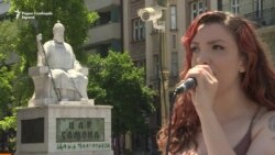 Уличната уметница Јана: „Ако сите си заминат ќе нема кој да го разубавува Скопје“