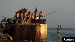 A vízbe menekülnek az emberek a 44 fokos hőhullám elől a spanyolországi Malagában 2015. július 5-én