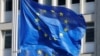 Flamuj të BE-së të vendosur para ndërtesës së Komisionit Evropian. Fotografi nga arkivi. 