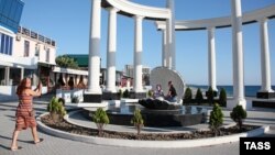 Туристы в Абхазии