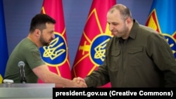 Президент Украины Владимир Зеленский во время представления нового министра обороны Рустема Умерова (справа) руководству Минобороны Украины, Генштаба ВСУ и руководителям соответствующих подразделений. Киев, 7 сентября 2023 года (архивное фото)
