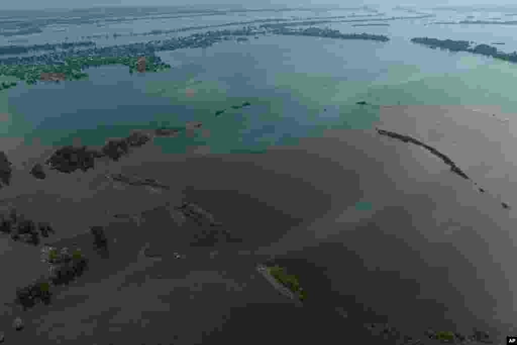 Naftne mrlje na rijeci Dnjepar u blizini Hersona vide se na ovoj fotografiji iz zraka 10. juna. Osim nafte, hemikalije i pesticidi koje su odnijele poplave također predstavljaju prijetnju ekosistemu Crnog mora.