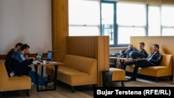 Përkundër fusha e shkencave kompjuterike është zhvilluar hovshëm, studentëve në UP u përshkruhet material rreth 25 vjet i vjetër.