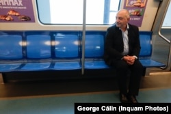 Cătălin Cîrstoiu, candidatul PSD-PNL la alegerile pentru primăria Capitalei, merge cu metroul. București, 3 aprilie 2024