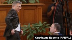 Лидерът на ДПС Мустафа Карадайъ говори с Делян Пеевски в парламента.