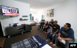 Palestinci iz Gaze koji su trenutno na Zapadnoj obali, prate vesti u hotelskoj sobi u Ramali, 10. oktobra 2023.