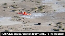 Капсулата с проби и парашута, с която се спусна към Земята, лежат в пустинята Юта в САЩ, 24 септември