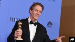 Хю Лори получава "Златен глобус" на 74-ата церемония по връчване на престижните филмови отличия