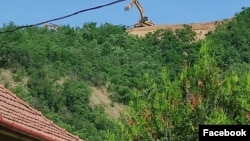 Andezitbánya a házak felett Recsken