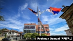 Srpska zastava postavljena ispred zgrade opštine Gračanica. Arhivska fotografija.