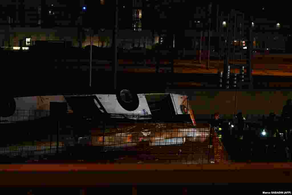 Az olasz hatóságok szerint a jármű mintegy tizenöt méter magasról villanyvezetékekre zuhant. A halálos áldozatok száma emelkedhet, mert a sérültek közül többen válságos állapotban vannak