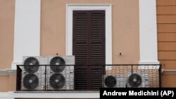Kondicionerë në një ballkon - Fotografi ilustruese nga arkivi.