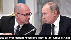 სერგეი კირიენკო (მარცხნივ) რუსეთის პრეზიდენტის ადმინისტრაციის უფროსის პირველი მოადგილეა. 2022 წლიდან ის რუსეთის მიერ ოკუპირებულ აღმოსავლეთ უკრაინაზე იყო პასუხისმგებელი, ახლა კი აფხაზეთიც ჩაიბარა.