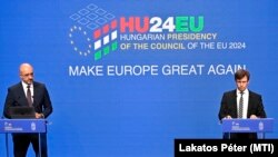 Kovács Zoltán nemzetközi kommunikációért és kapcsolatokért felelős államtitkár és Bóka János európai uniós ügyekért felelős miniszter a magyar elnökséget bemutató sajtótájékoztatón a Várkert Bazárban 2024. június 18-án