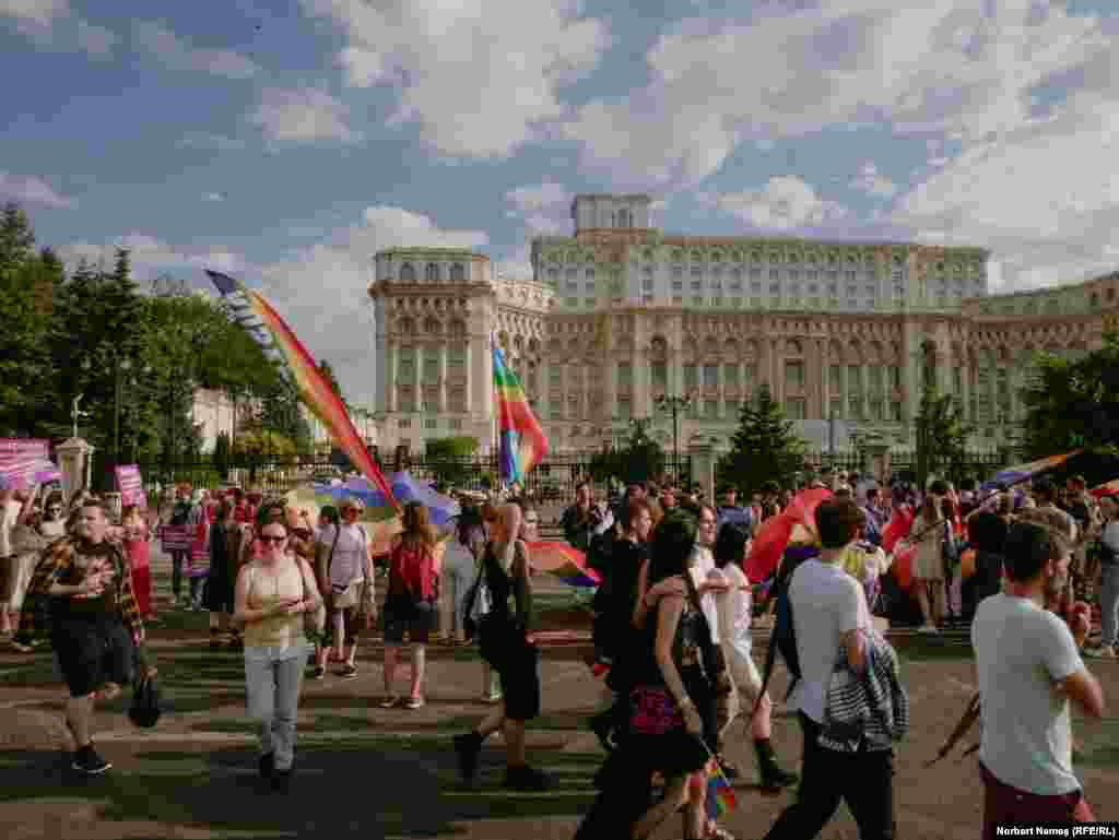 Ajunși în fața Palatului Parlamentului, participanții la Bucharest Pride s-au oprit în fața clădiri câteva minute.&nbsp;