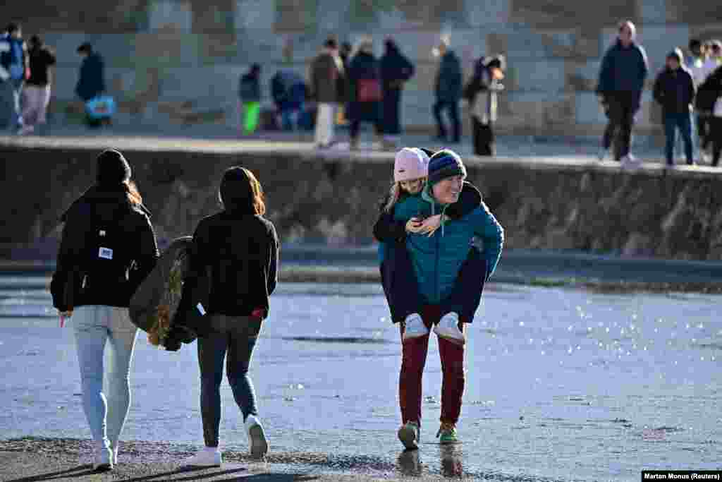 Stanovnici Budimpešte i gosti uživaju u ovim nesvakidašnjim prizora.
