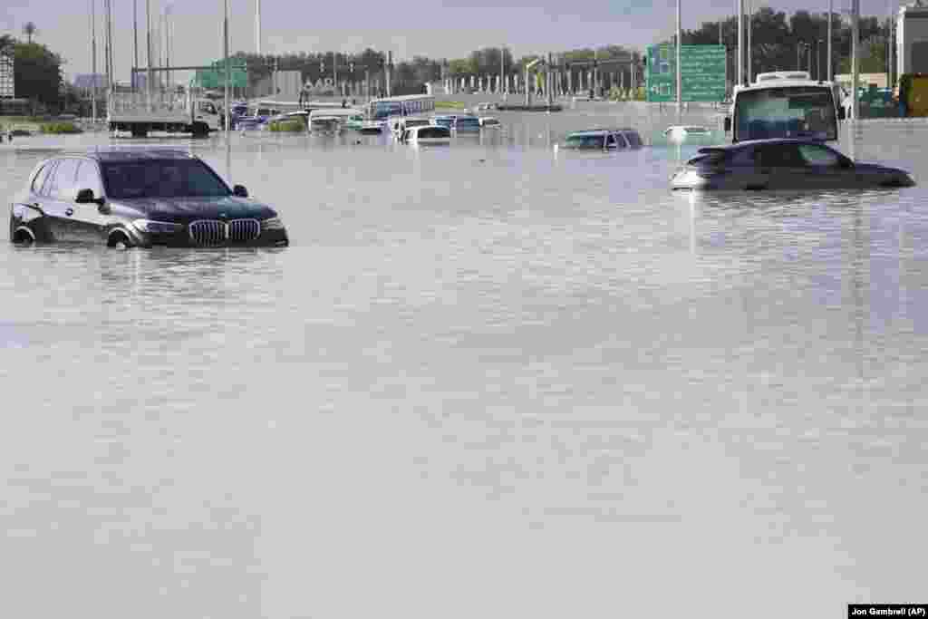 U poplavama je poginula najmanje jedna osoba. Sedamdesetogodišnjeg muškarac odnela je voda automobilu u Ras Al-Khaimah, jednom od sedam emirata u zemlji, saopštila je policija.