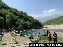 Turistë të shumtë në Benjë, zonë 14 kilometra larg qytetit të Përmetit.