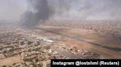 Fumul se ridică deasupra orașului în timp ce armata și paramilitarii se ciocnesc în lupta pentru putere, în Khartoum, Sudan, 15 aprilie 2023, în această imagine obținută de pe rețelele sociale.