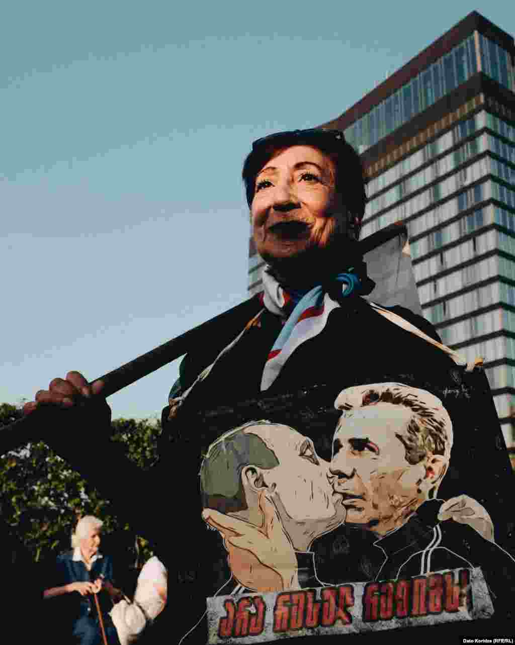 O femeie participă la protestul din dimineața zilei de 28 aprilie.&nbsp; Susținătorii proiectului de lege spun că acesta reflectă legislația similară din SUA, nu din Rusia, și promovează transparența. Opozanții spun că legislația propusă ar înăbuși disidența și ar reduce la tăcere presa independentă. Aceștia au comparat-o cu legislația similară din Rusia, motiv pentru care mulți o numesc &bdquo;lege rusească&rdquo;.&nbsp;