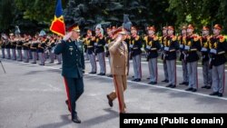 Șeful Statului Major al Apărării al Armatei României, generalul Gheorghiță Vlad (dreapta, în prim plan) vizitează Chișinăul în perioada 25-27 iunie.