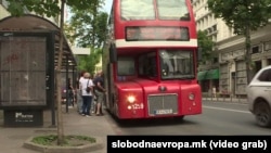 Патници чекаат автобус на постојка - архивска фотографија