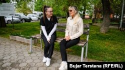 Mimoza Zejnullahu së bashku me një kolege të saj.