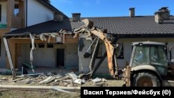 Служител събаря една от незаконните постройки в Държавно ловно стопанство, 29 март 2024 г.