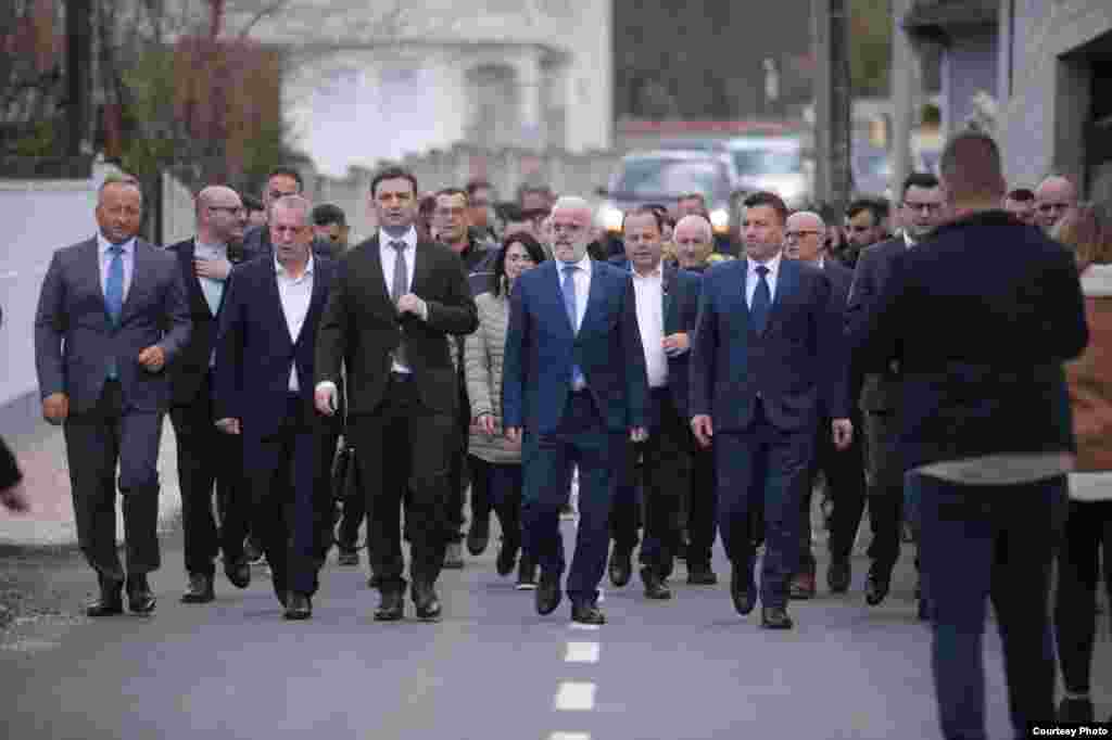 Техничкиот премиер Талат Џафери заедно со министерот за надворешни работи Бујар Османи во посета на тетовското село Теарце