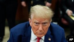 Boldog baseballsapka-taposás és dühödt ökölrázás: Trump lett az első elítélt volt amerikai elnök