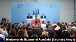 13 septembrie 2016, premierul de atunci al României, Dacian Cioloș și președintele Franței François Hollande, la inaugurarea noii uzine de asamblare Airbus Helicopters de la Ghimbav