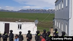 Шығыс Қазақстан облысы Күршім ауданы Маралды ауылында жұрт алтын өндіруге қарсылық білдіргеннен кейін алтын өндіруші компания ғимаратына арнайы жасақ қойылды. 8 мамыр, 2024 жыл.