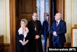 Sulyok Tamás köztársasági elnök (j) és felesége, Nagy Zsuzsanna a szombathelyi püspöki palotában Székely János szombathelyi megyés püspökkel 2024. április 21-én
