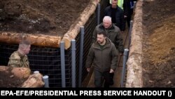 Presidenti i Ukrainës Volodymyr Zelenksiy teksa viziton ushtarët në front.