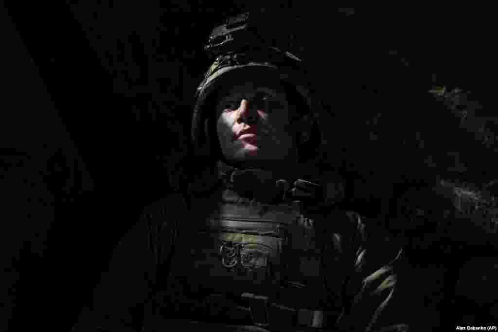 Dok se granatiranje nastavlja, ukrajinski vojnik se sklonio u bunker u blizini&nbsp;Andrijevke. &quot;Odbrambene snage nastavljaju jurišne operacije u blizini Kliščivke, nanoseći značajne gubitke u ljudstvu i opremi neprijatelju i konsolidovali su svoje nove položaje&quot;,&nbsp;napisao je ukrajinski Generalštab na Facebooku 18. septembra.