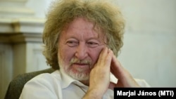 Zalán Tibor József Attila-díjas költő, író a közmédia költészet napi Versmaraton című rendezvényén a Magyar Rádió Márványtermében 2017. április 11-én