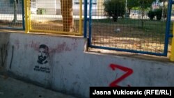 Znak ruske vojne agresije na Ukrajinu ispisan na ogradi Druge osnovne škole u Budvi. Tu je i parola crkveno-političkih protesta "Ne damo svetinje" kojom su u Crnoj Gori prosrpske i proruske snage preuzele vlast 2020. godine.