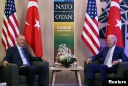 Președintele turc Tayyip Erdogan se întâlnește cu președintele SUA Joe Biden în timpul summitului liderilor NATO de la Vilnius, Lituania, 11 iulie 2023