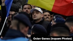 Liderul partidului naționalist AUR, George Simion, poartă o șapcă pe care scrie „Trump” la un protest în apropierea sediului Congresului PPE din București, pe 6 martie 2024.