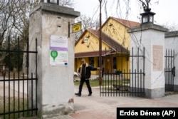 A bicskei gyermekotthon bejárata 2024. február 9-én