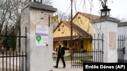 A bicskei gyermekotthon bejárata 2024 februárjában