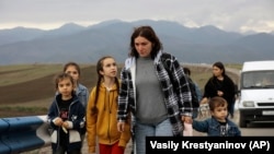 Refugiați armeni din Nagorno-Karabah în drum spre centrul de primire de la Kornidzor, din Armenia, 26 septembrie 2023. 