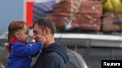 Бежанци от Нагорни Карабах до кола с багаж при пристигането им в граничното село Корнидзор, Армения, 26 септември 2023 г. На 28 септември беше съобщено, че Нагорни Карабах ще спре да съществува до края на годината. Над половината от местното население вече е изселено в Армения.