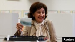 Kandidatja e VMRO-së për zgjedhjet presidenciale, Gordana Silanovska-Davkova, duke votuar në një qendër votimi në Shkup të Maqedonisë së Veriut më 24 prill 2024. 