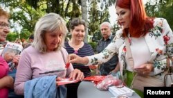 Ljudi na predizbornom skupu stranke SMER-SSD uoči prijevremenih parlamentarnih izbora u Slovačkoj u Banovce nad Bebravou, Slovačka, 14. septembra 2023.