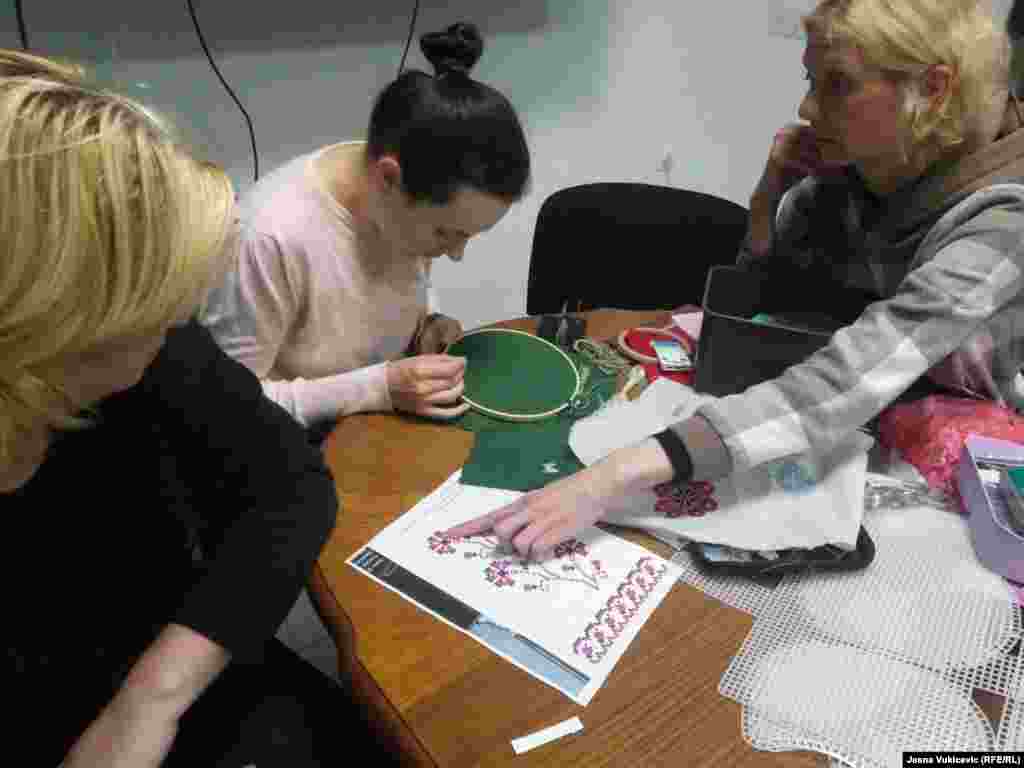 Radionice su, kaže Mila, priča i o ženskoj solidarnosti. Sjeća se prvih talasa ukrajinskih žena i djece koji su se bježeći od rata obreli u stranoj zemlji, stranog jezika, bez ikog svog. &quot;Morali smo nešto uraditi da im, makar na kratko, skrenemo misli na nešto lijepo. Počeli smo sa dječjim sakupljanjem i islikavanjem kamenčića, sad imamo ovo&quot;, priča Mila.