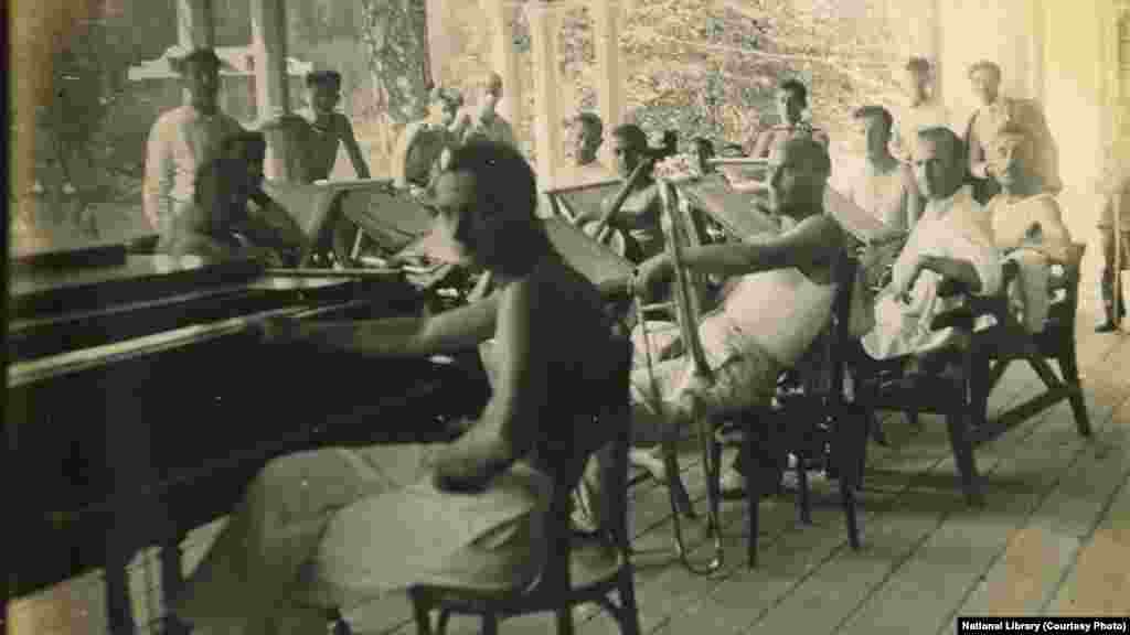 შოვში კონცერტებიც იმართებოდა. ამ ფოტოზე აღბეჭდილია ქართული ჯგუფი, რომელიც 1940 წელს გამოვიდა კურორტში დამსვენებლების გასართობად.